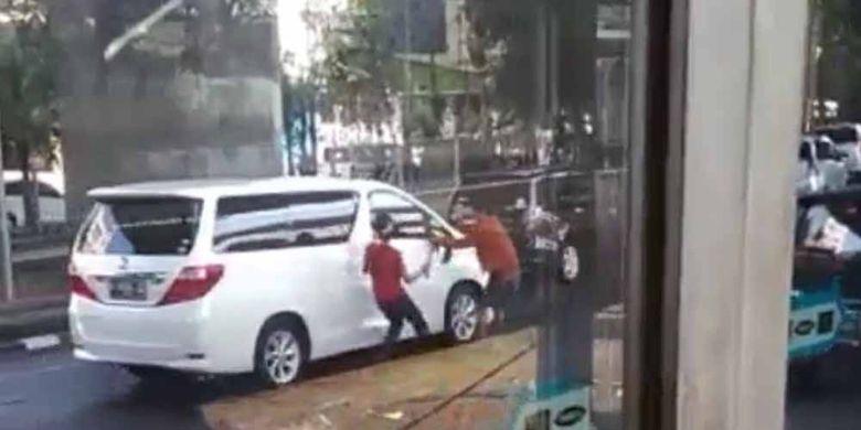 Bunyikan Klakson Saat Spion Mobil Lagi Dirampok