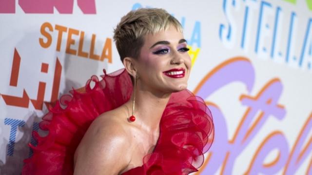 Katy Perry Syok Dapat Nugget Jamuran dari Fans Indonesia