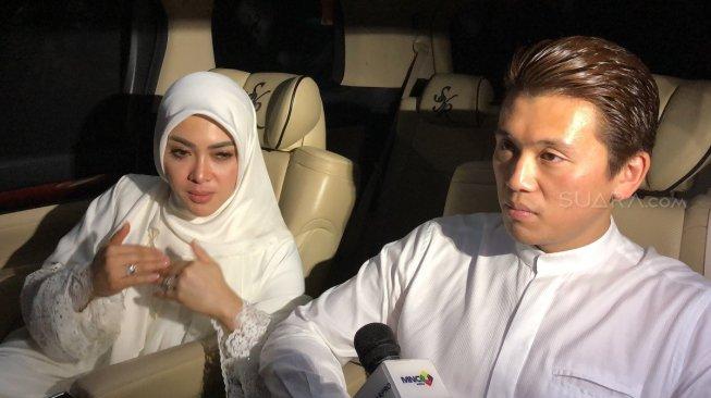 Menghindar Ditanya Kehamilan, Syahrini Tersangkut Kabel