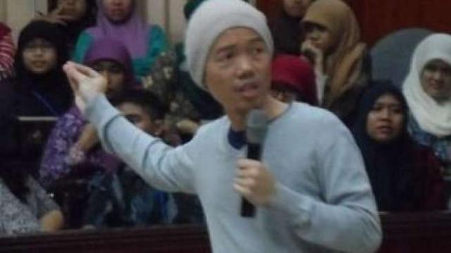 Kocak! Warganet Anggap Tere Liye Perempuan