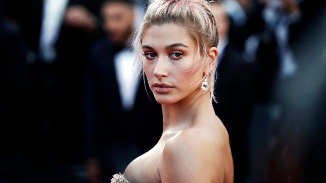 Cuma Pergi Beli Jus, Hailey Baldwin Pakai Outfit Setengah Miliar