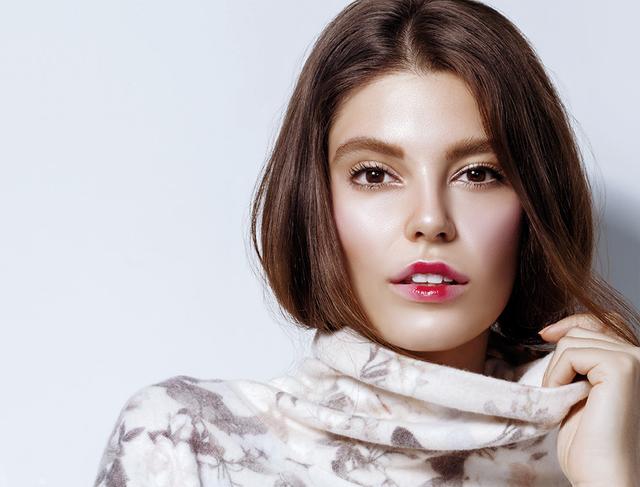 5 Cara Tampil Seksi dengan Glossy Makeup