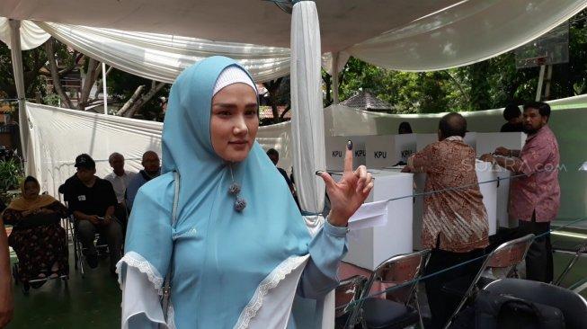 Mulan Jameela Sudah Biasa Nyoblos Tanpa Ahmad Dhani