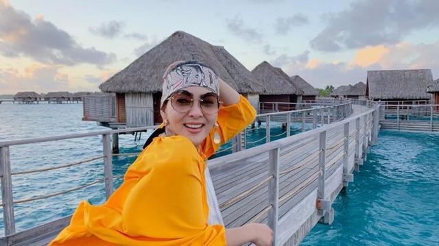 YouTuber Ini Syok Cicipi Peyek Rp 200 Ribu Buatan Ibunda Syahrini