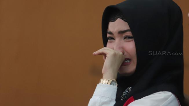 Roro Fitria Menangis Cerita Tidak Kuat Tinggal di Tahanan