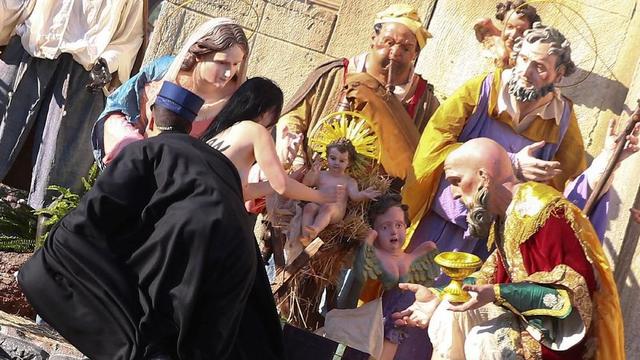 Aktivis Telanjang Dada Rebut Patung Bayi Yesus dari Palungan