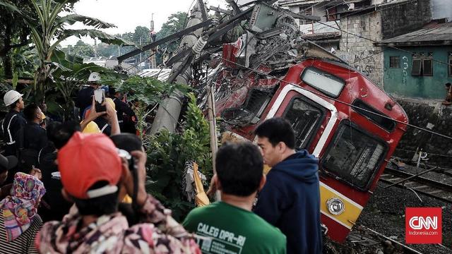 Perjuangan 7 Menit Penumpang di Gerbong KRL yang Terguling