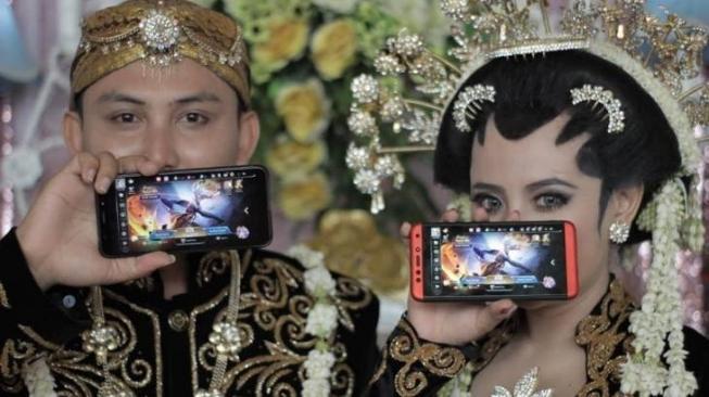 Ketemu di Game, Pasangan Pemain AoV Ini Naik Pelaminan