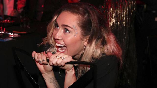 Miley Cyrus Ngamen Bareng Jimmy Fallon di Stasiun Kereta