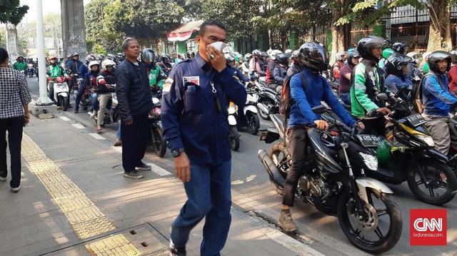 Gas Air Mata Masih Tersisa di dekat DPR, Warga Gunakan Masker