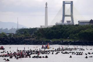 928 perempuan penyelam bentangkan Merah Putih di bawah laut Manado