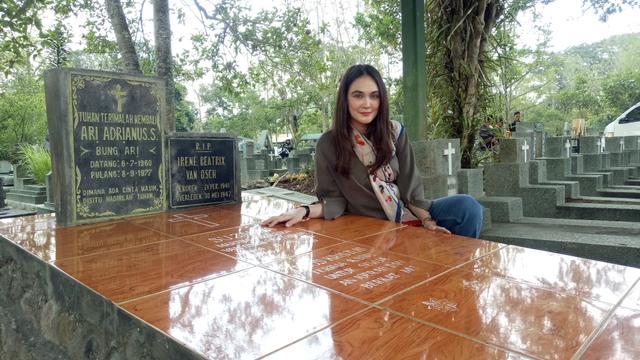 Peringati Ulang Tahun Suzzanna, Luna Maya Kunjungi Makam Si Ratu Horor