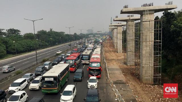 Crane Jatuh di KM 15 Tol Cikampek, Lawan Arus Diberlakukan 