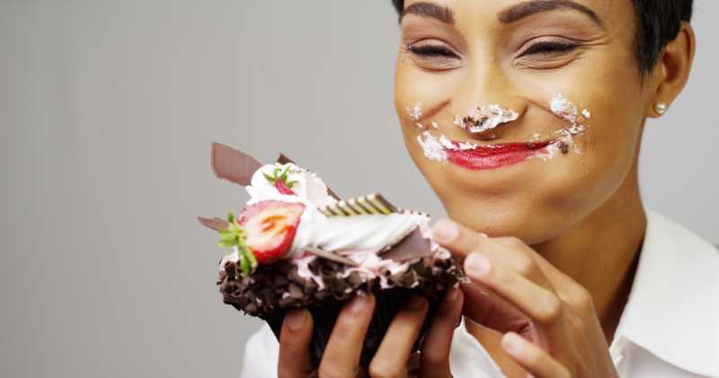 Cara Makan Cupcake yang Benar