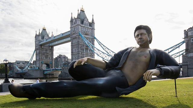 Patung Jeff Goldblum Mejeng di Pinggir Sungai Thames