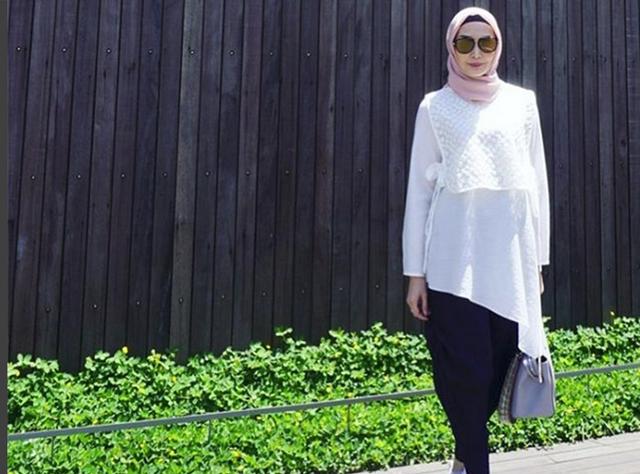 Fenita Arie Berhijab, Dapat Banyak Hadiah Dari Teman Artis