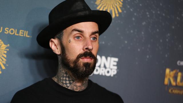 Travis Barker Alami Penggumpalan Darah, Blink 182 Batalkan Tur Konser