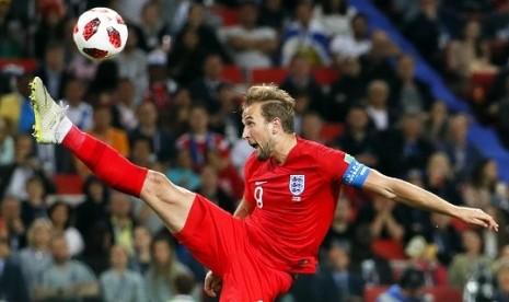 Harry Kane Menatap Sepatu Emas