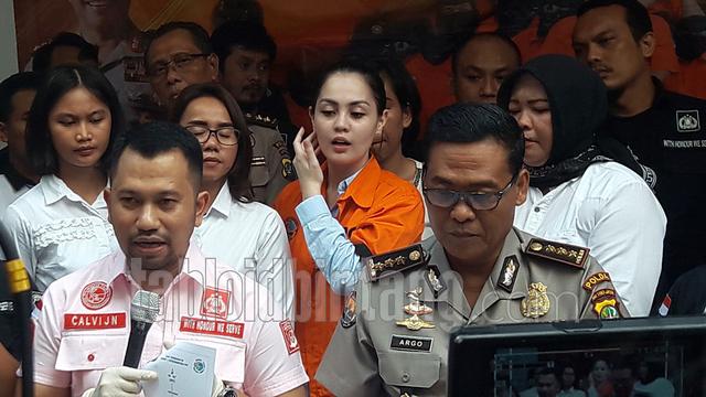 Siapa Pria yang Dipanggil Om oleh Jennifer Dunn saat Penangkapan?