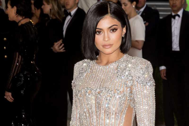 Kenakan Cincin Berlian, Kylie Jenner Sudah Dilamar Travis Scott?