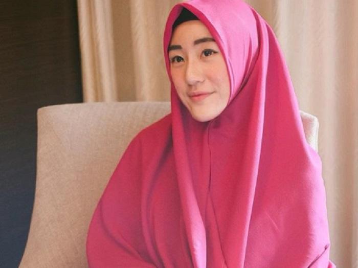 Begini Ungkapan Pilu Larissa Chou Usai Pemakaman Mertuanya, Ustadz Arifin Ilham 