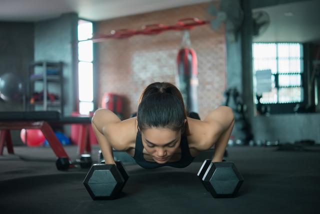 6 Gerakan Olahraga Pakai Dumbbell yang Cocok untuk Wanita