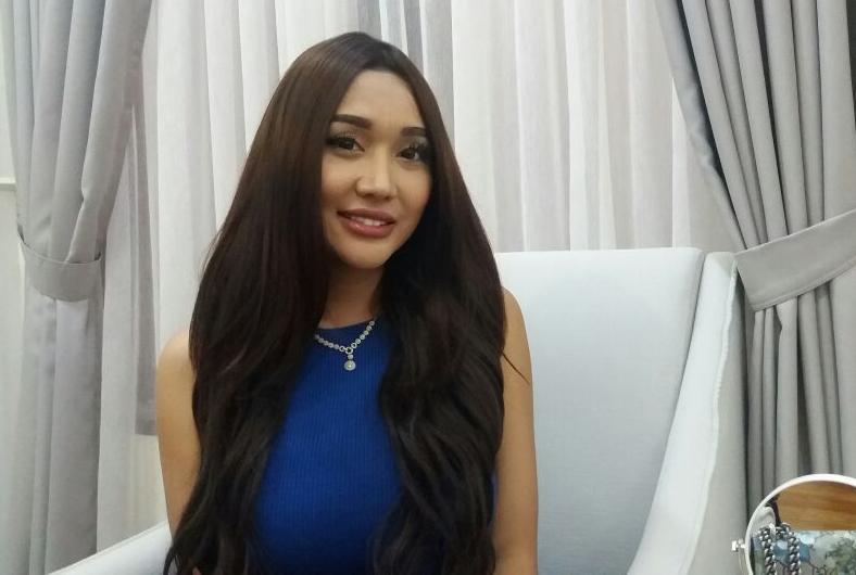 Lucinta Luna Posting Foto Berbikini, Netizen Malah Soroti Penampilan Kekasihnya