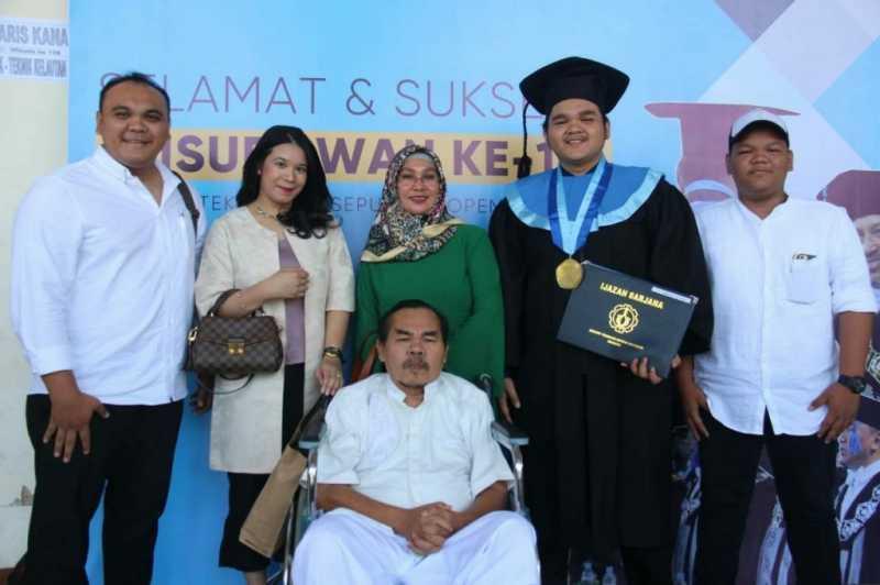 Lama Tak Muncul, Mat Solar Duduk di Kursi Roda Saat Hadiri Wisuda Anaknya