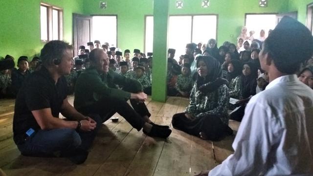 Saat Matt Damon Berdiskusi dengan Para Santri di Pondok Pesantren