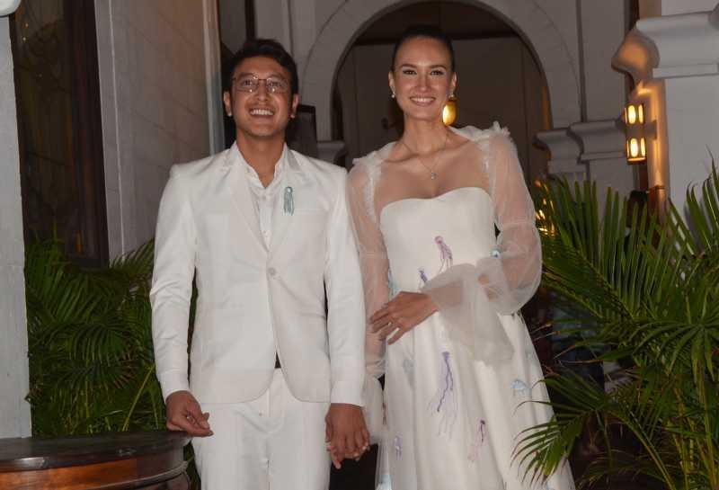 Jelang Pernikahan, Dimas Anggara Terbalik Memakai Baju Pengantinnya