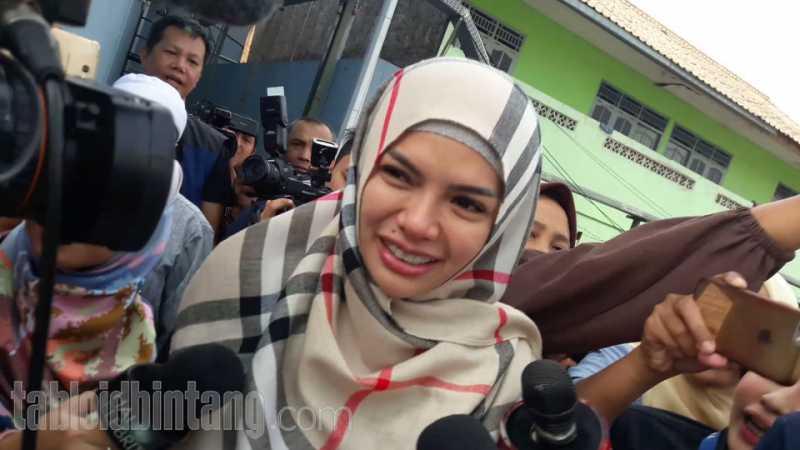 Nikita Mirzani Lebih Tenang Menghadapi Perceraian Usai Berhijab