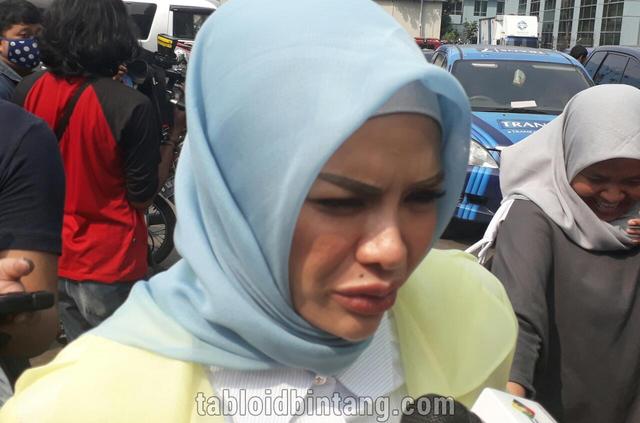 Nikita Mirzani Bercucuran Air Mata Ungkap Alasan Berhijab