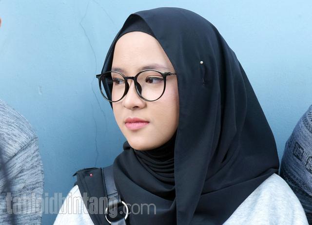 Diminta Berfoto oleh Penggemar Anak-anak, Nissa Sabyan Terharu