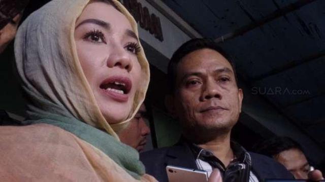 Hakim Tunda Periksa Reza Artamevia dalam Sidang Aa Gatot