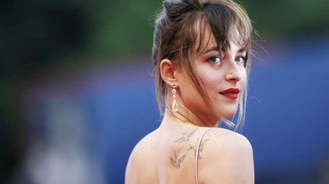 Dakota Johnson Bantah Hamil Anak Chris Martin