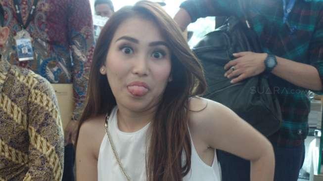 Ayu Ting Ting Tantang Enji Lakukan Ini