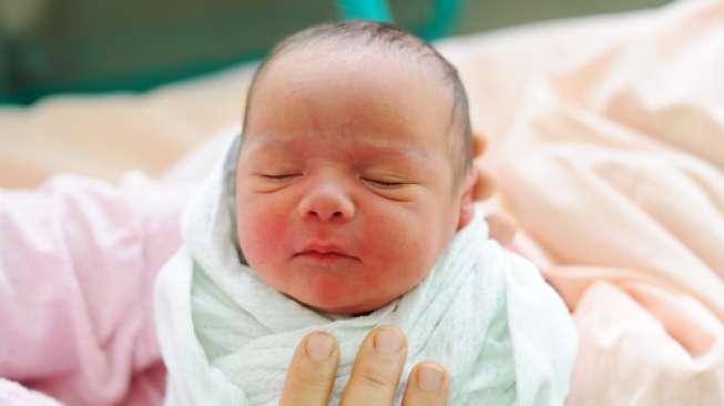 Lucu Banget, Bayi Baru Lahir Bisa Tirukan Pose Superman