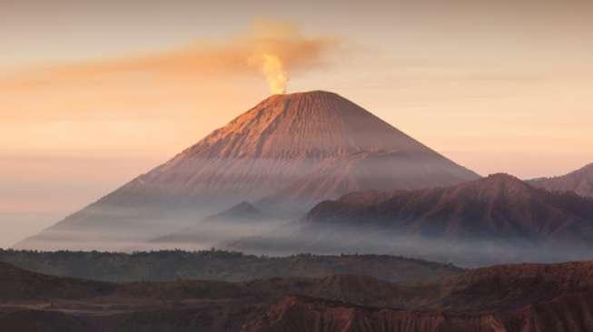 Pandaki Dilarang Upacara Bendera di Puncak Mahameru