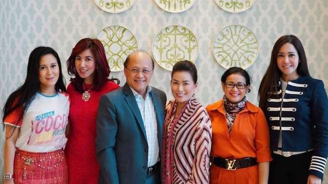 Pose dengan Mario Teguh, Maia Estianty Dihujat