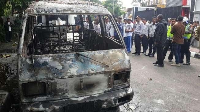 Tak Terima Diderek Dishub, Pemilk Bakar Mobilnya