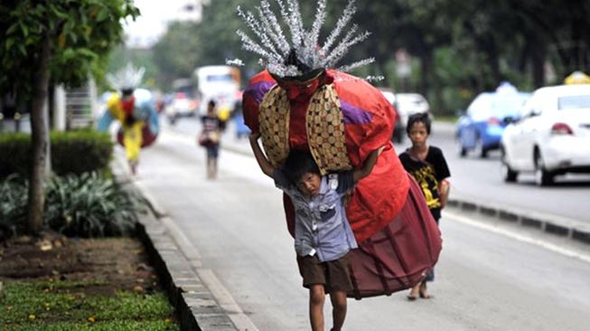 Ironi Anak-Anak Pekerja Ondel-ondel di Jakarta