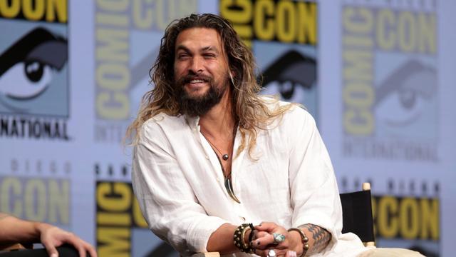 Alis Jason Momoa Pitak karena Dilempar Gelas Bir