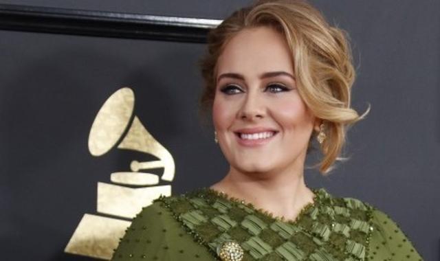 Mata Anak Adele Kena Kembang Api Konser