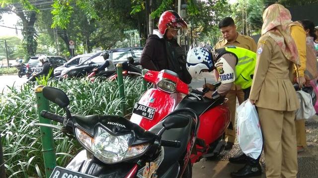 Para Pahlawan Trotoar yang Berani Mengadang Pemotor 