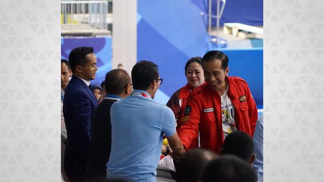 Momen Keakraban Jokowi dan Sandi saat Nobar Final Renang Asian Games