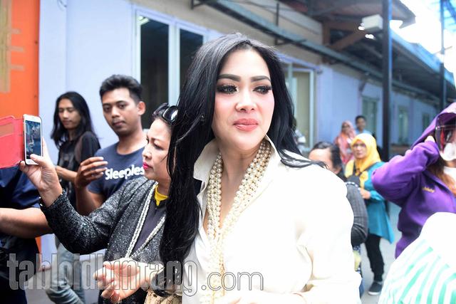 Reaksi Syahrini saat Disinggung Soal Pajak Bisnis Mukena