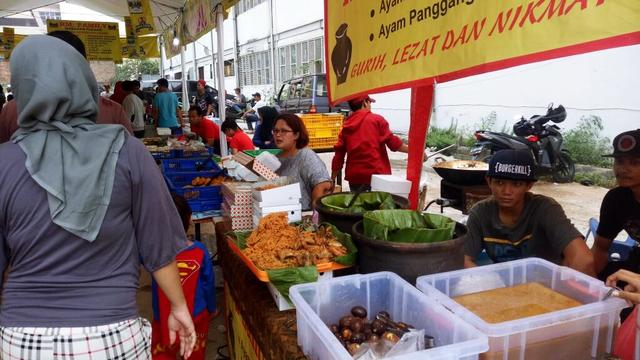 Berburu Takjil di Pasar Benhil