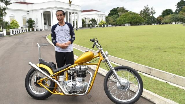  Jokowi Bakal Sisir Trans Kalimantan dan Papua Naik Motor `Emas`