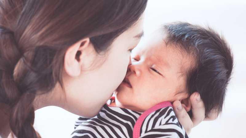 Mencium Bayi Baru Lahir Berbahaya, Benarkah?