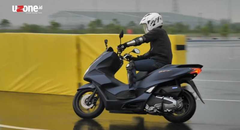 VIDEO: Seminggu Pakai Honda PCX 160, Layak Dibeli?